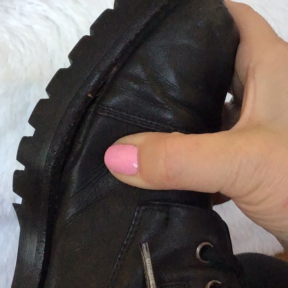 CHANEL VINTAGE BLACK LEATHER LACE UP COMBAT BOOTS. SIZE 38 ( US SIZE 8 ). - Picture 12 of 13